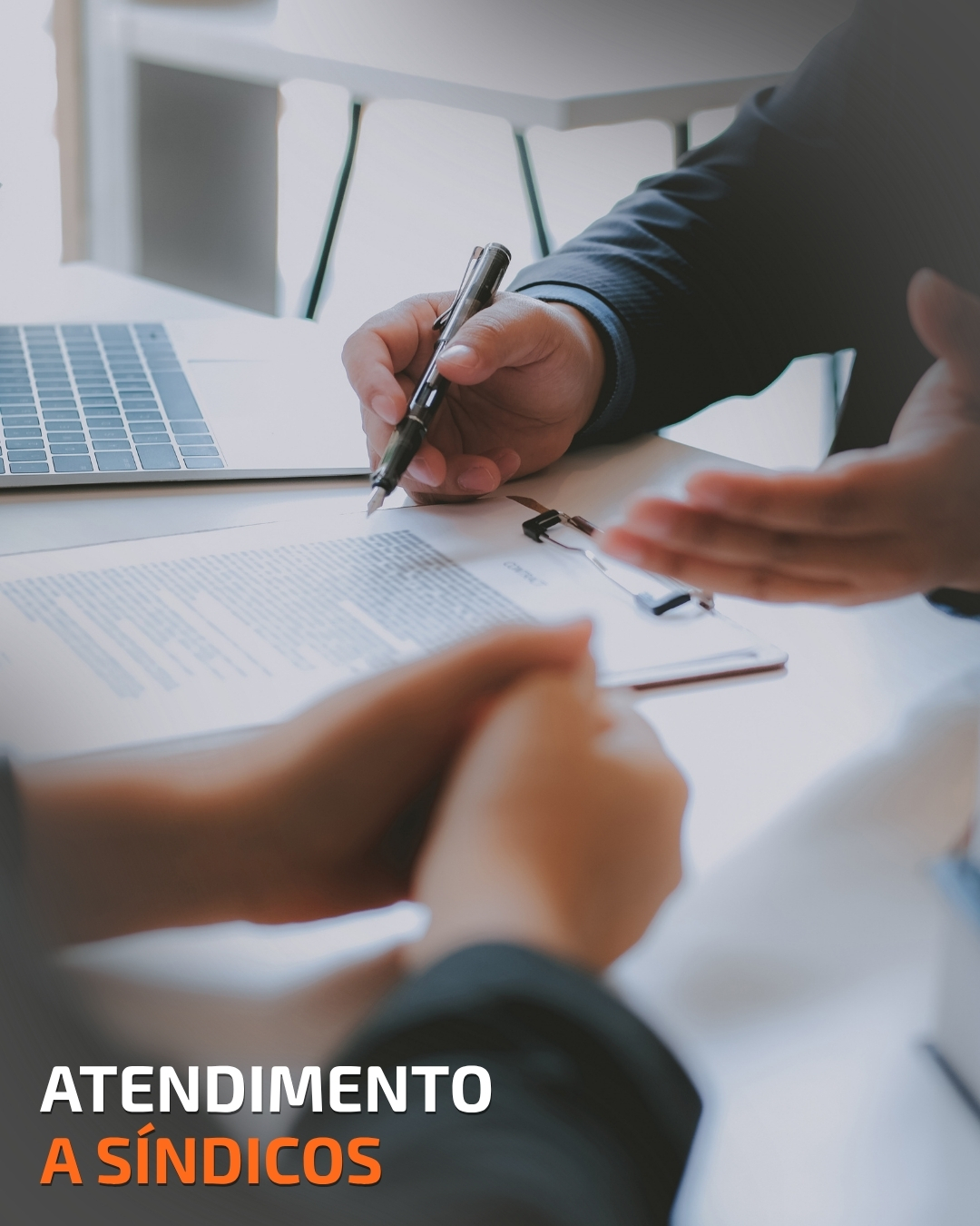 Pessoa segura caneta sobre contrato em mesa com notebook, acompanhada do texto "ATENDIMENTO A SÍNDICOS".
